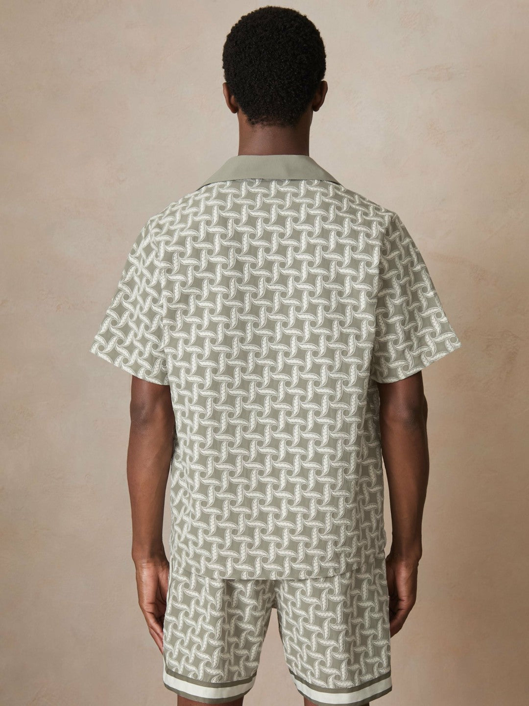 | Ché Motif-Embroidered Shirt in Sage/White Men | Reiss