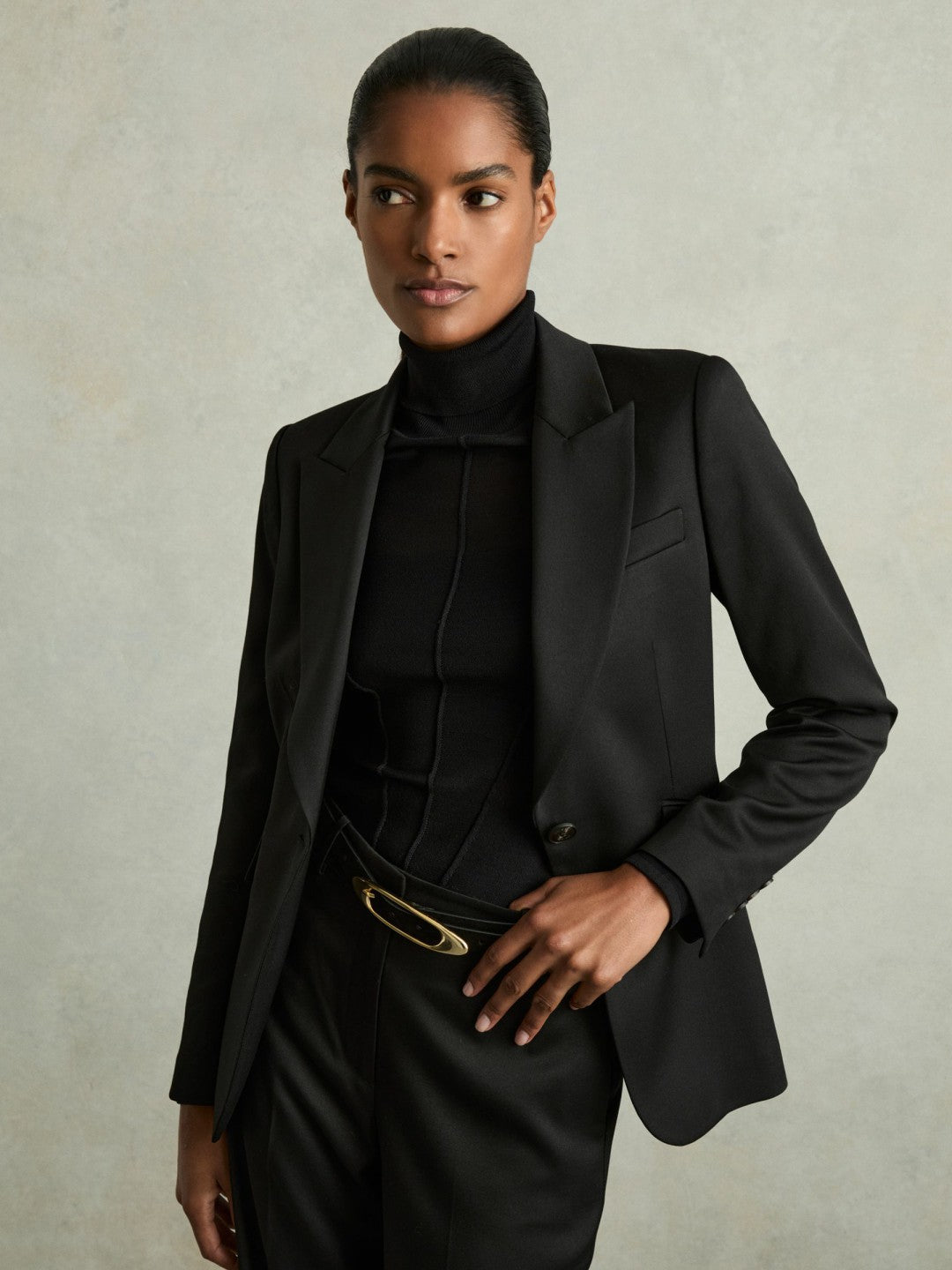 Leather Oval-Buckle Belt in Black Women | Reiss