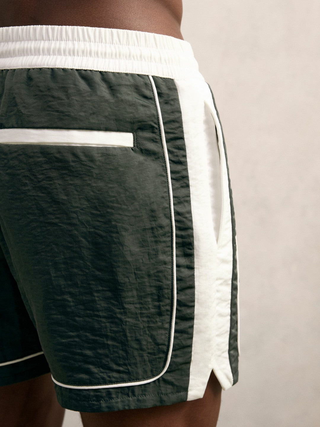 Colour-Block Piped-Trim Swim Shorts in Dark Green/White Men | Reiss