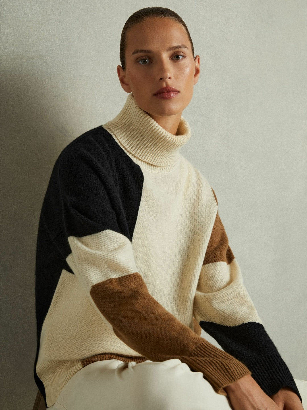 Wool-Cashmere Colourblock-Intarsia Jumper in Cream/Brown Women | Reiss