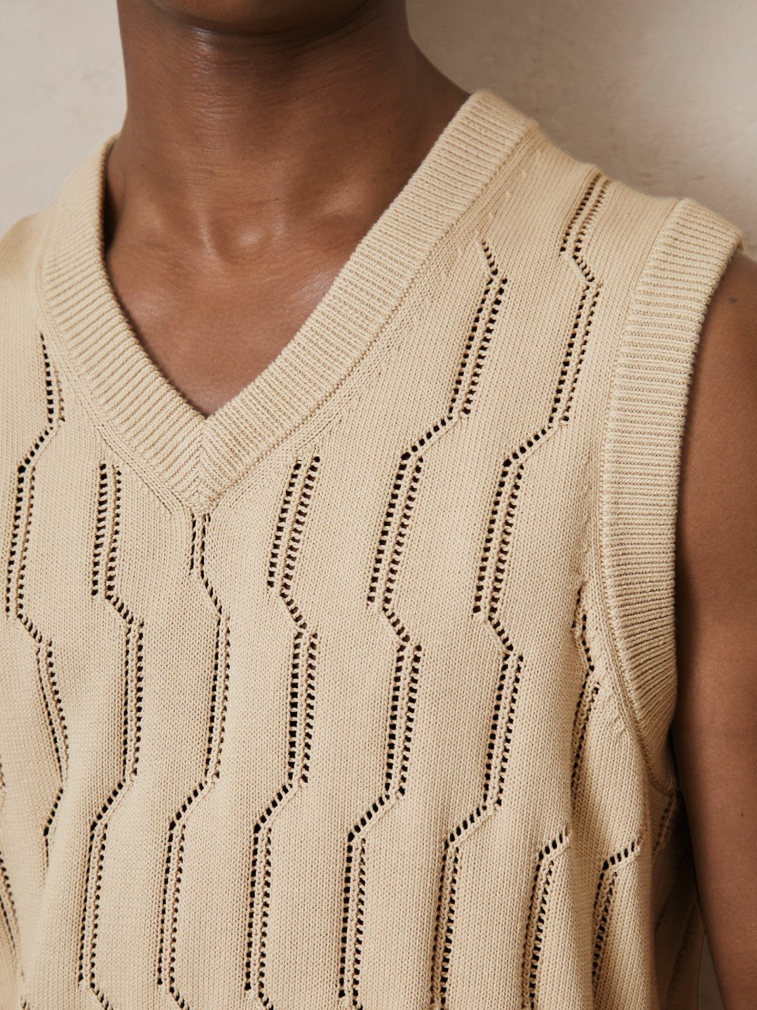 | Ché Pointelle V-Neck Vest in Stone Men | Reiss