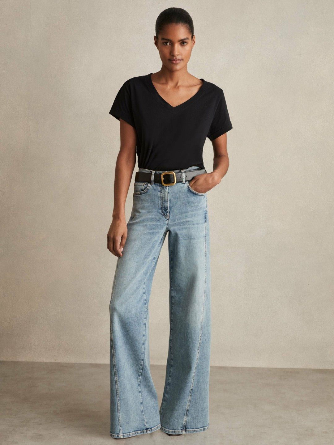 Brushed-Cotton V-Neck T-Shirt in Black Women | Reiss