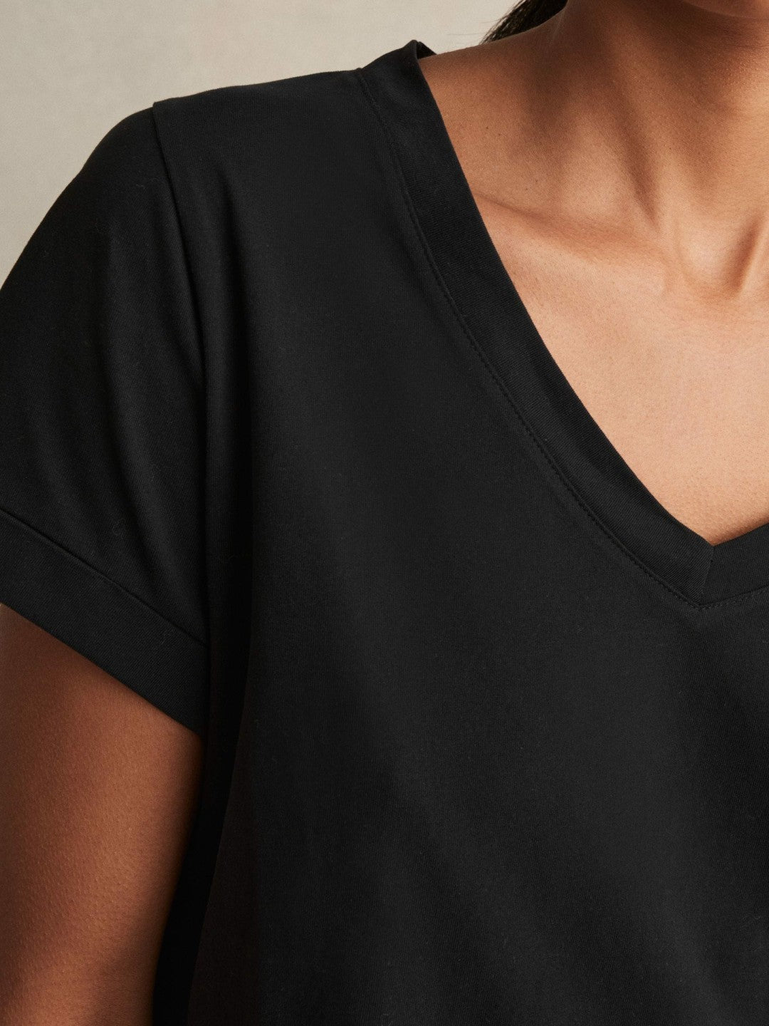 Brushed-Cotton V-Neck T-Shirt in Black Women | Reiss