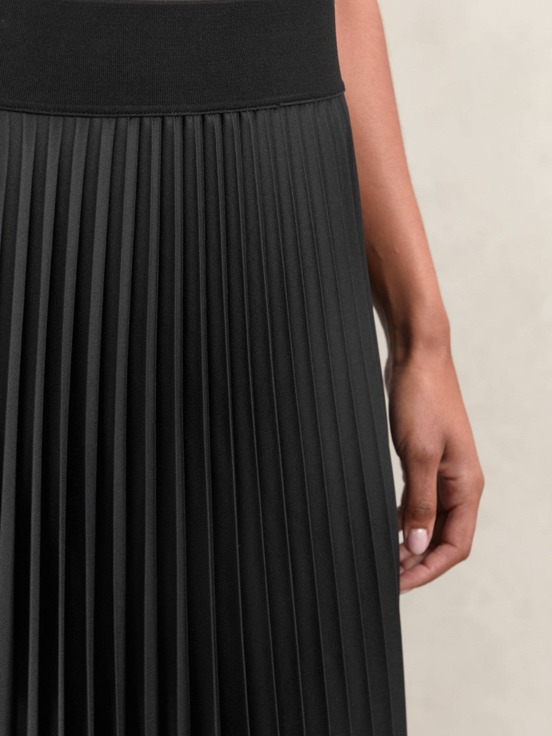 Pleated Midi Skirt in Black Women | Reiss