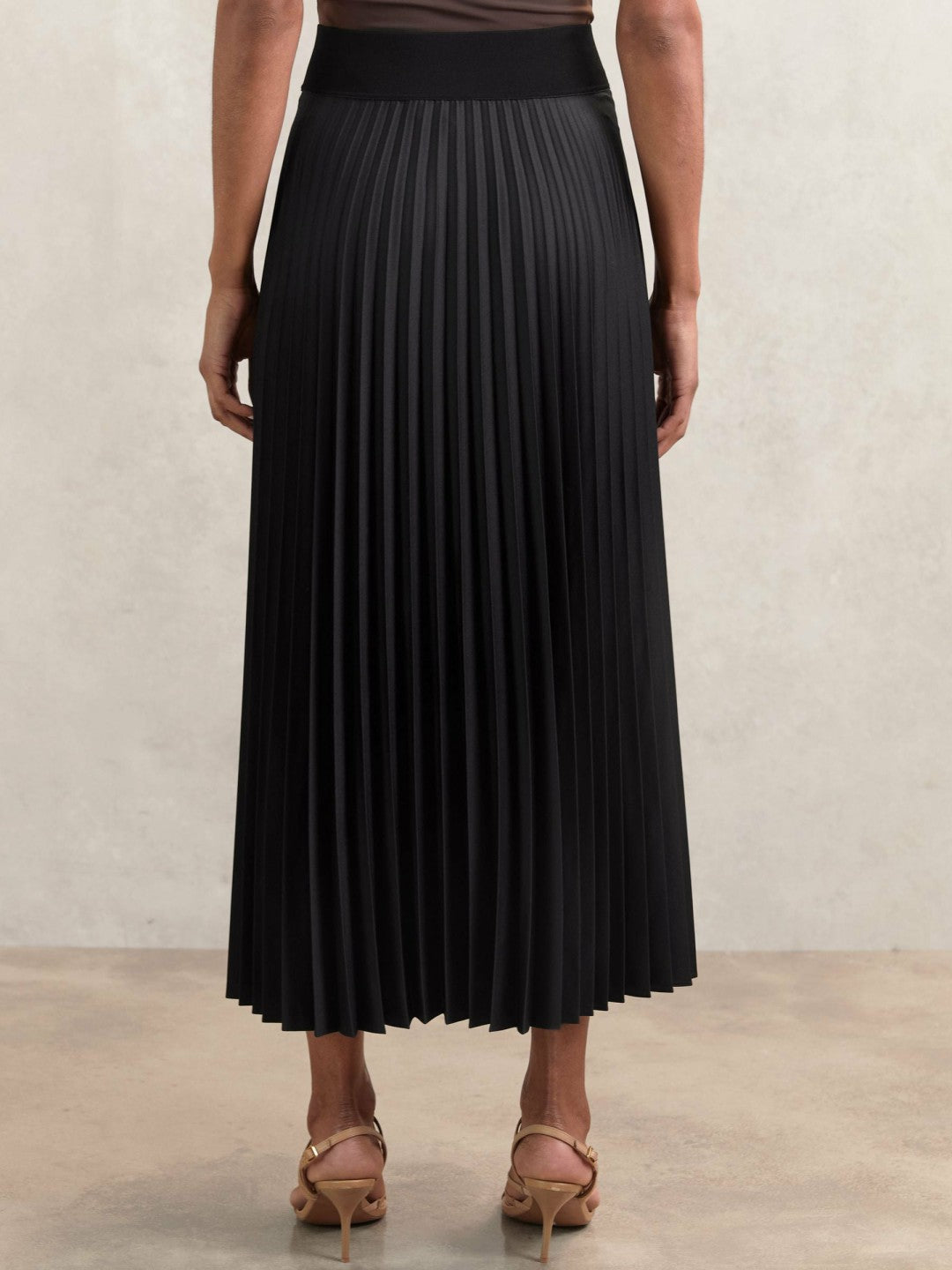 Pleated Midi Skirt in Black Women | Reiss