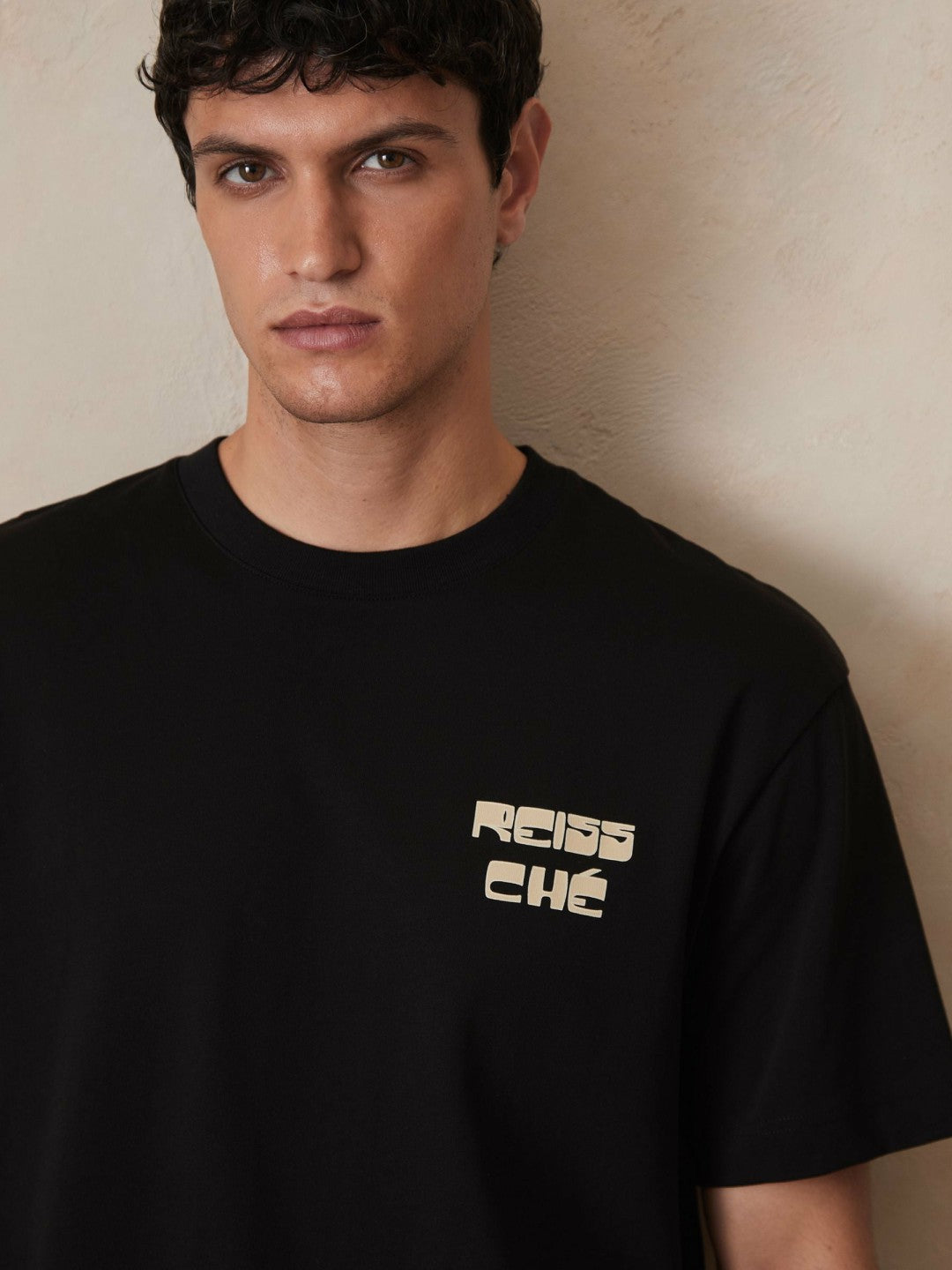 | Ché Cotton Palm-Print T-Shirt in Black Men | Reiss