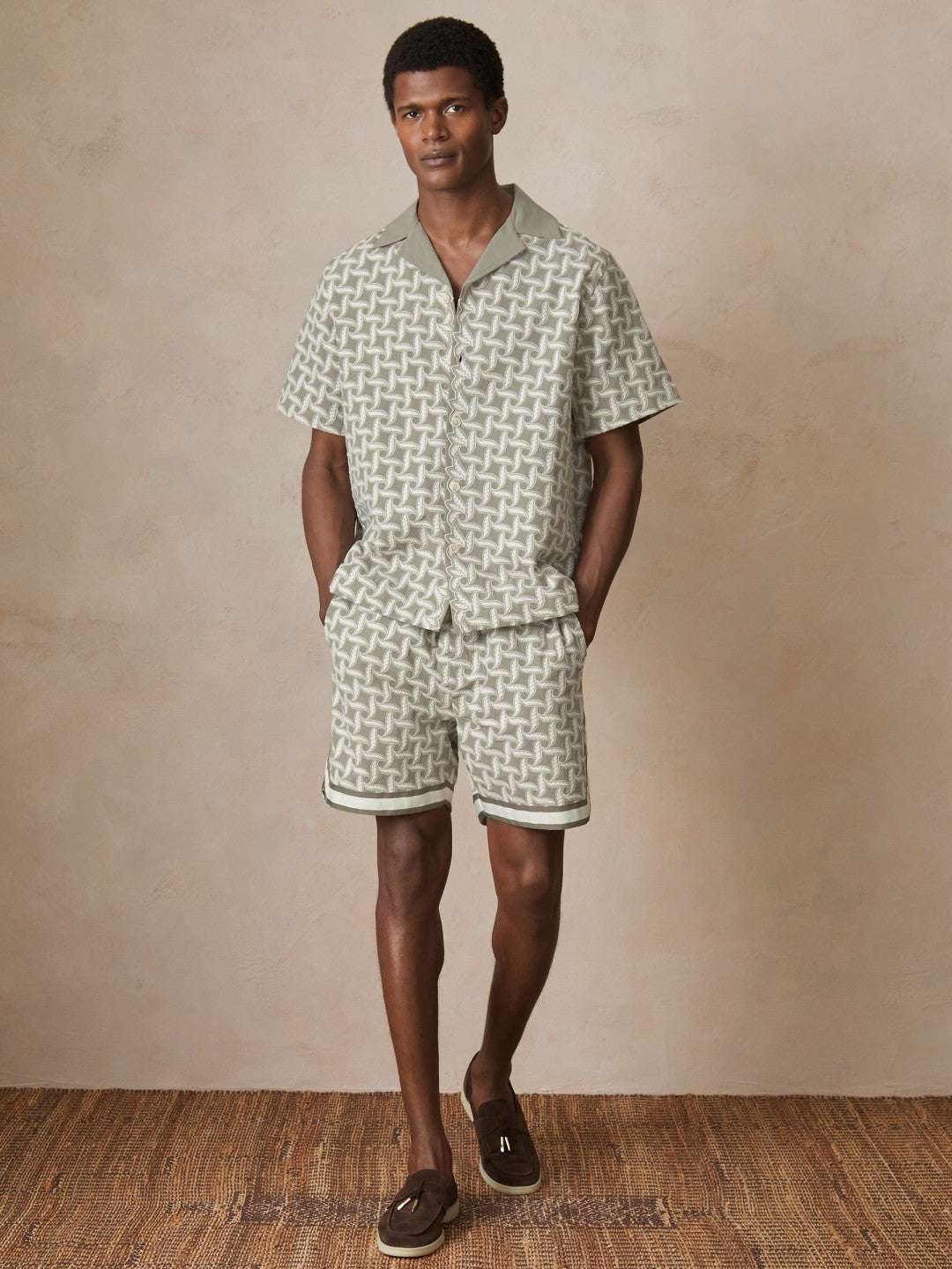 | Ché Motif-Embroidered Shirt in Sage/White Men | Reiss