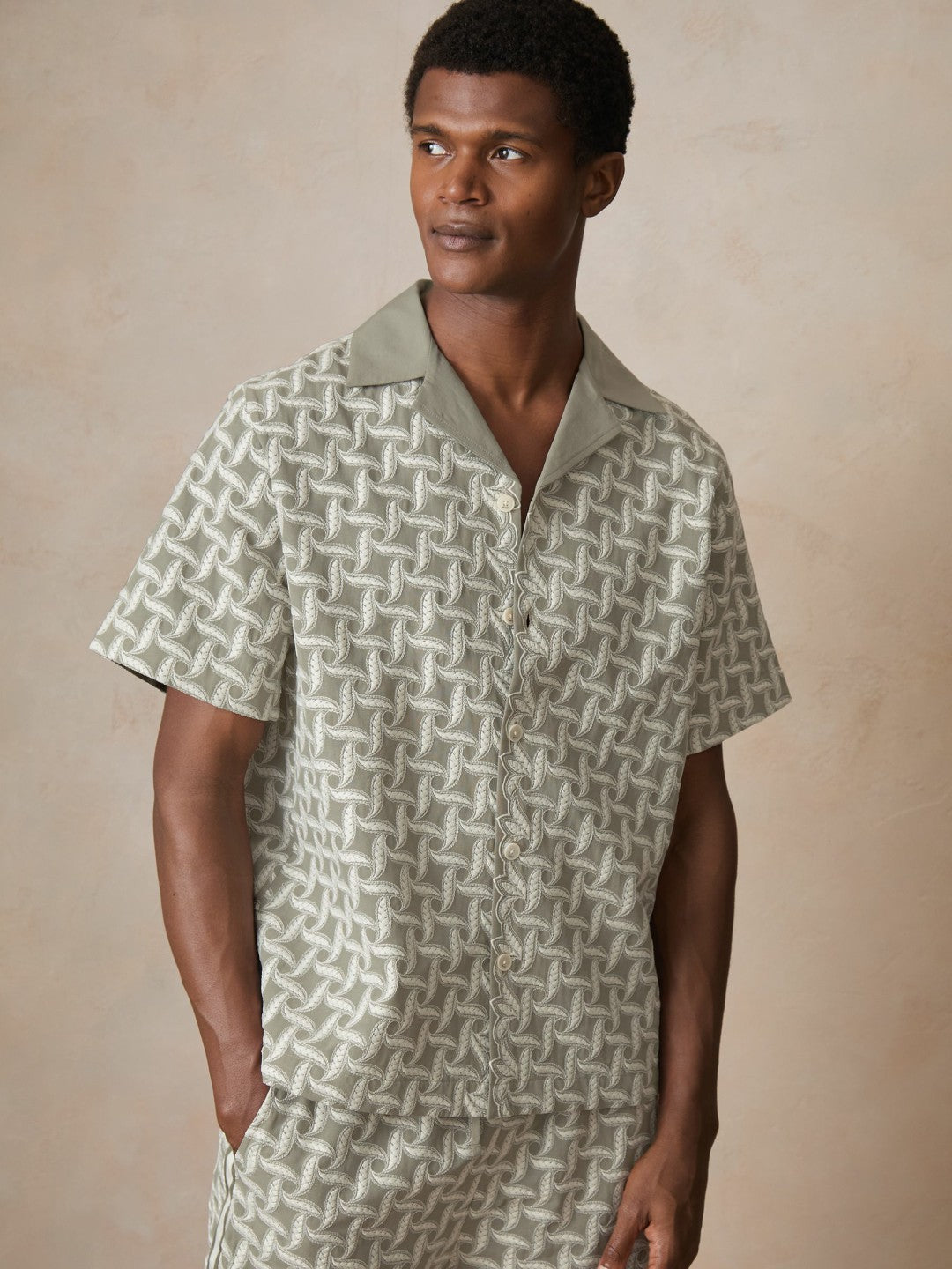 | Ché Motif-Embroidered Shirt in Sage/White Men | Reiss