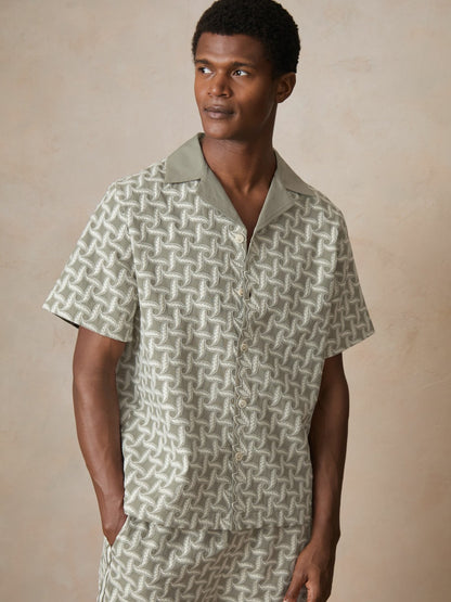 | Ché Motif-Embroidered Shirt in Sage/White Men | Reiss