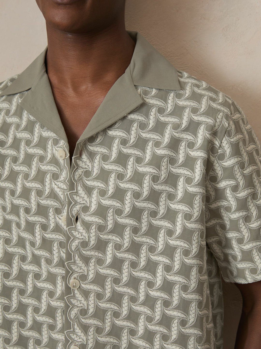 | Ché Motif-Embroidered Shirt in Sage/White Men | Reiss
