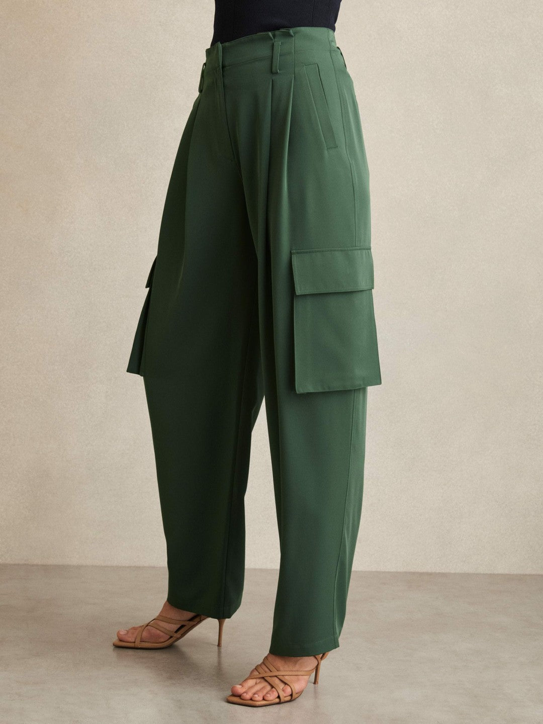 Petite Wide-Leg Pleated Cargo Trousers in Green Women | Reiss