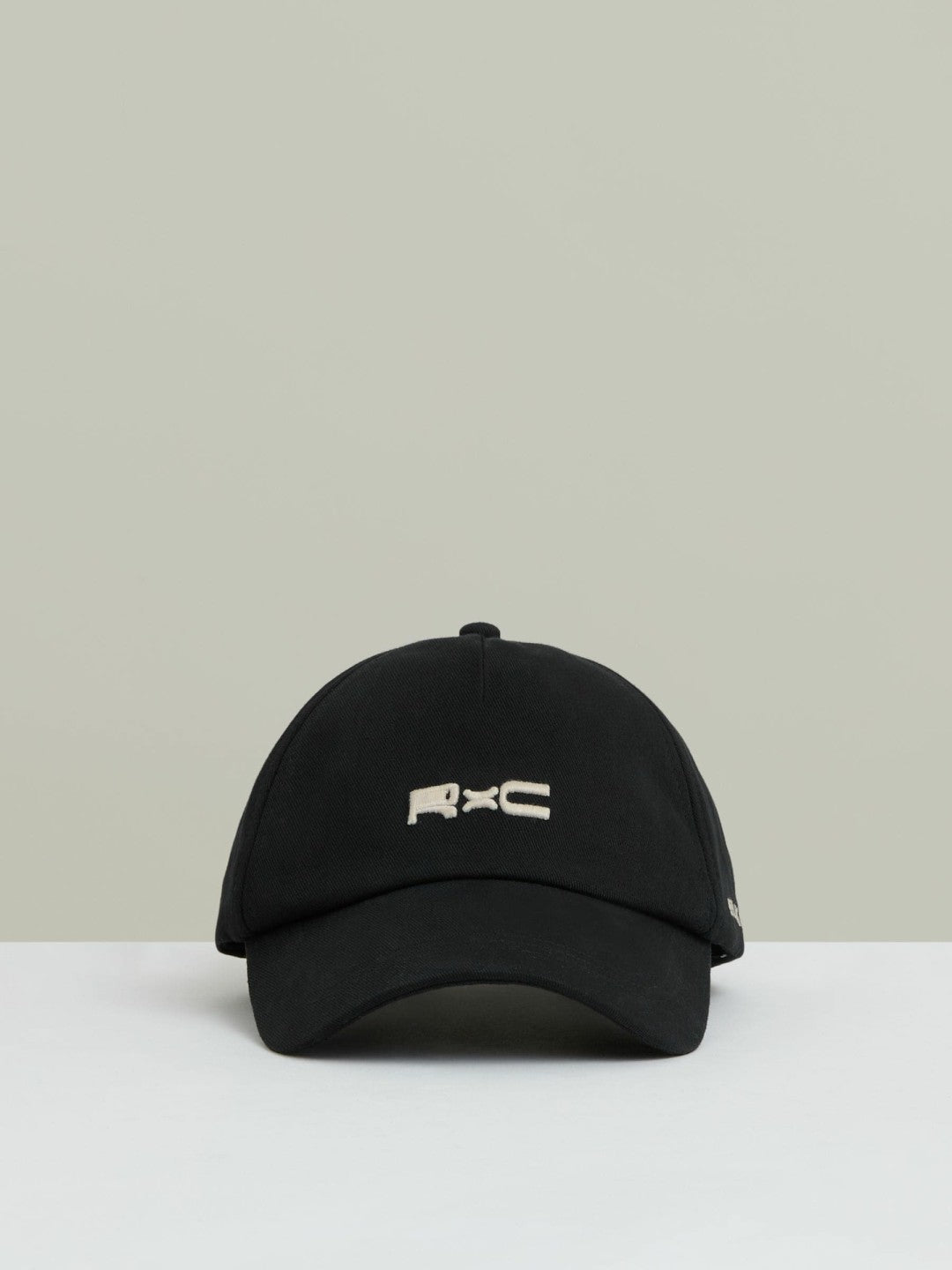 | Ché Logo-Embroidered Cap in Black Men | Reiss