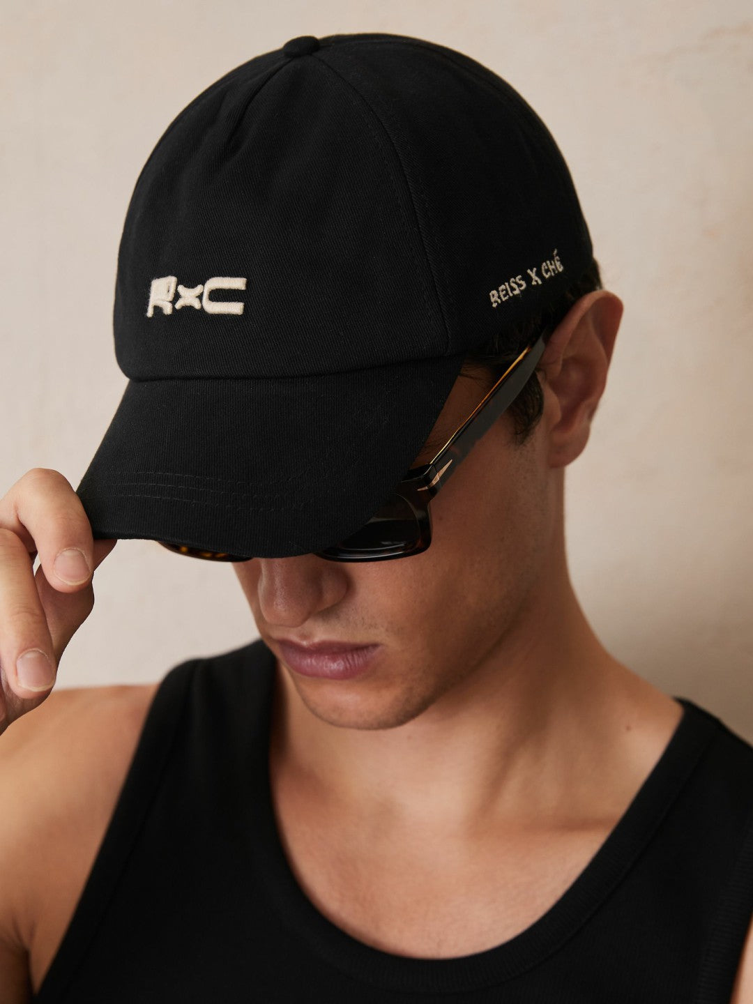| Ché Logo-Embroidered Cap in Black Men | Reiss