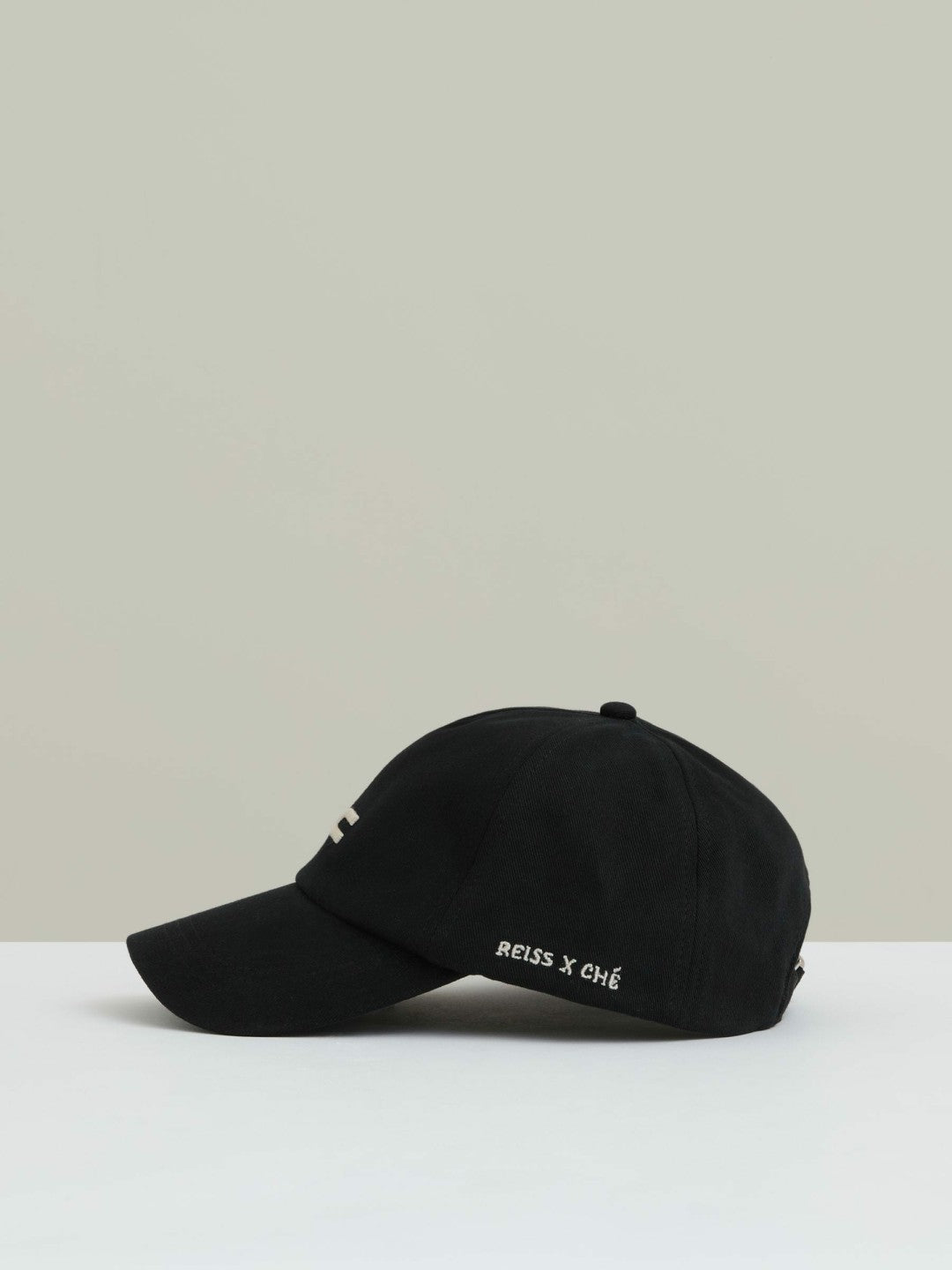 | Ché Logo-Embroidered Cap in Black Men | Reiss