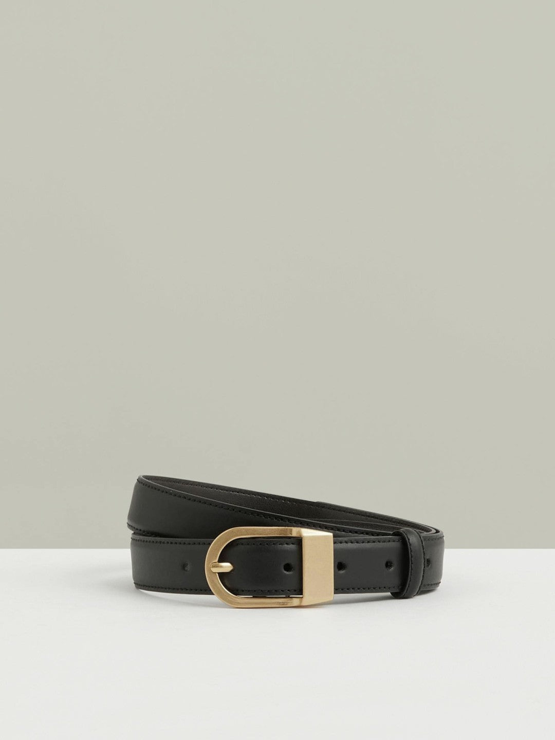 Leather Curved-Buckle Belt in Black Women | Reiss